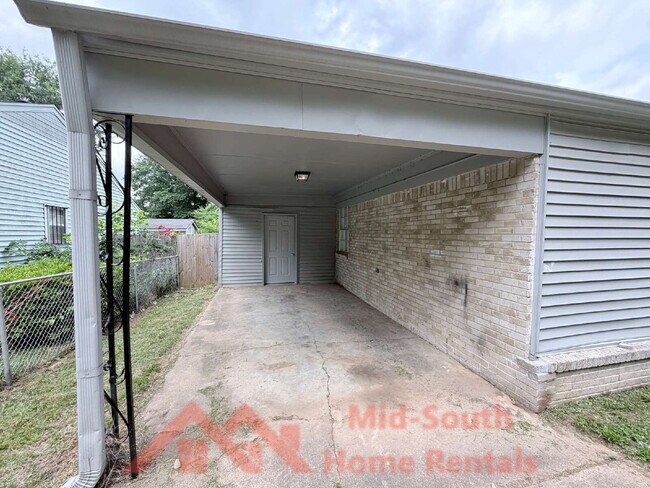 Building Photo - 4011 Double Tree St