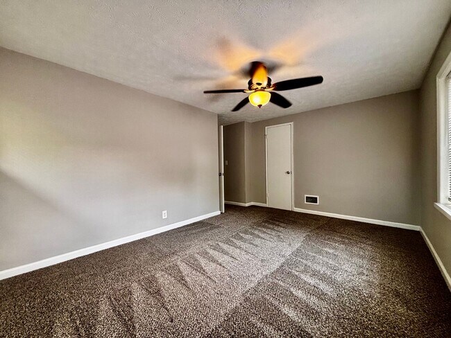 Building Photo - Spacious 3 bedroom 1.5 bath townhome with ...