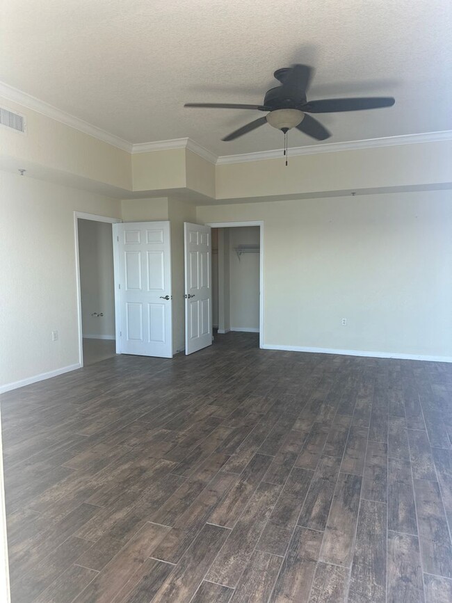 Building Photo - Very spacious 4 bd 3 bath Penthouse on the...