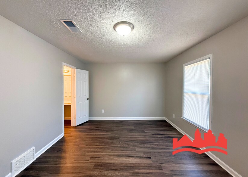 Building Photo - 5555 Blossom Ln