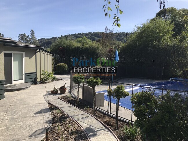 Building Photo - Gorgeous Cul De Sac home in Orinda