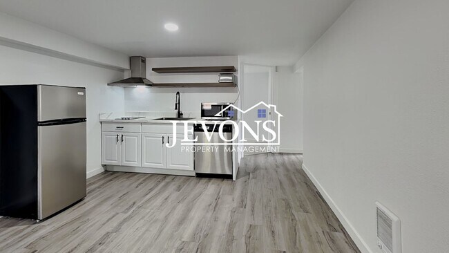 Building Photo - 630 N Skyline Dr