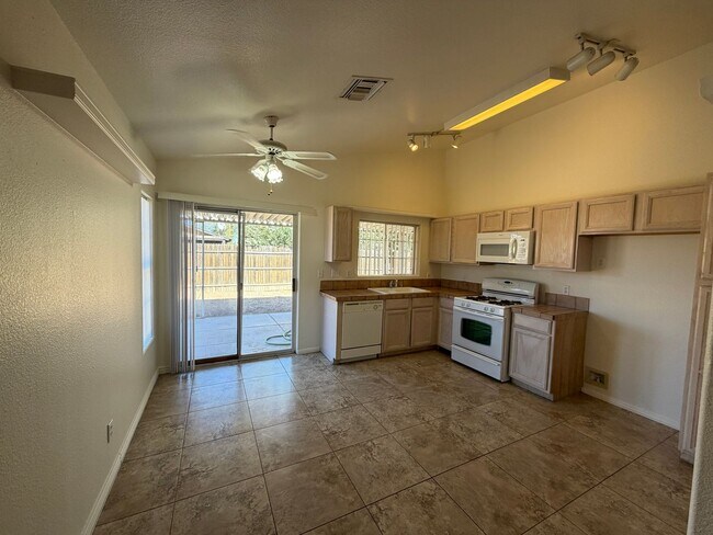 Building Photo - Centrally Located