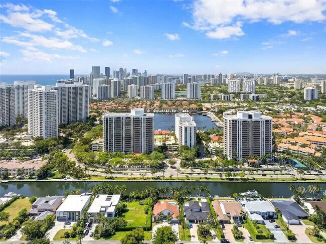 Building Photo - 413 Holiday Dr