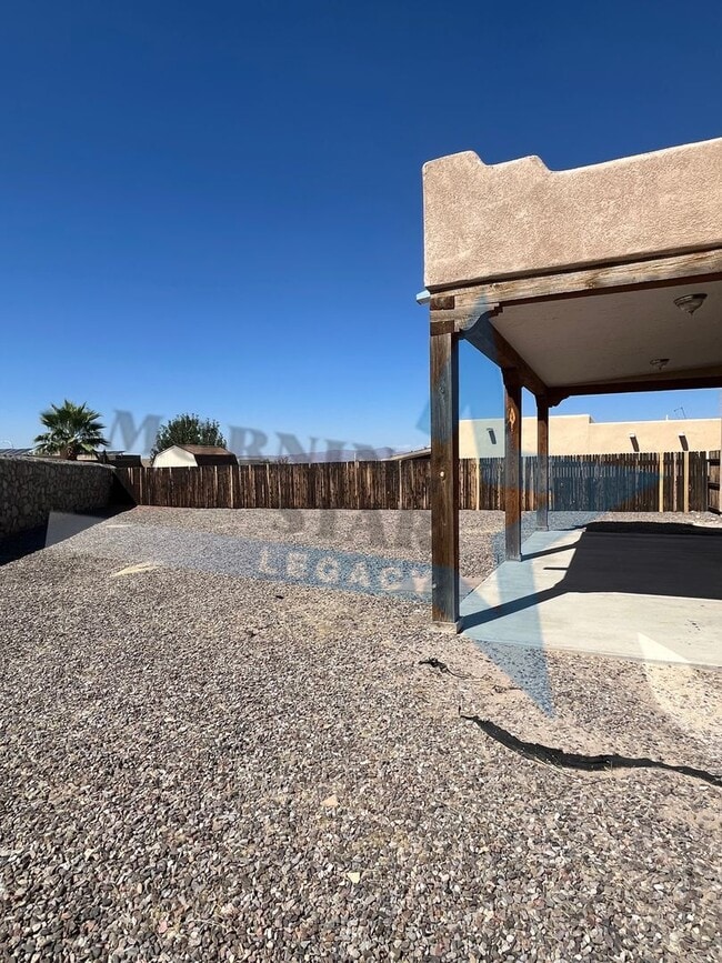 Building Photo - 3 Bedroom Home in Roadrunner Area!