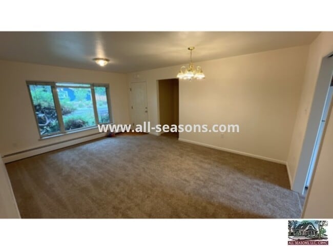 Building Photo - Spacious Duplex Unit near Old Broadmoor Rd