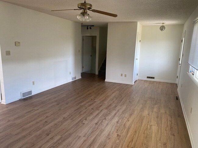 Building Photo - 4 bedroom, 2 bathroom Home off Spring Hill...