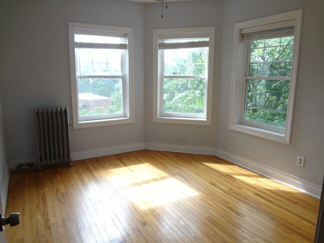 Building Photo - 5463 S Ingleside Ave