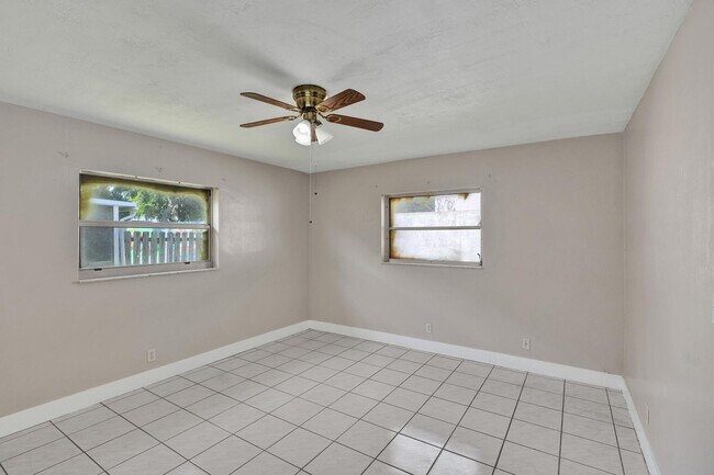 Building Photo - 7010-7012 NW 78th Ave