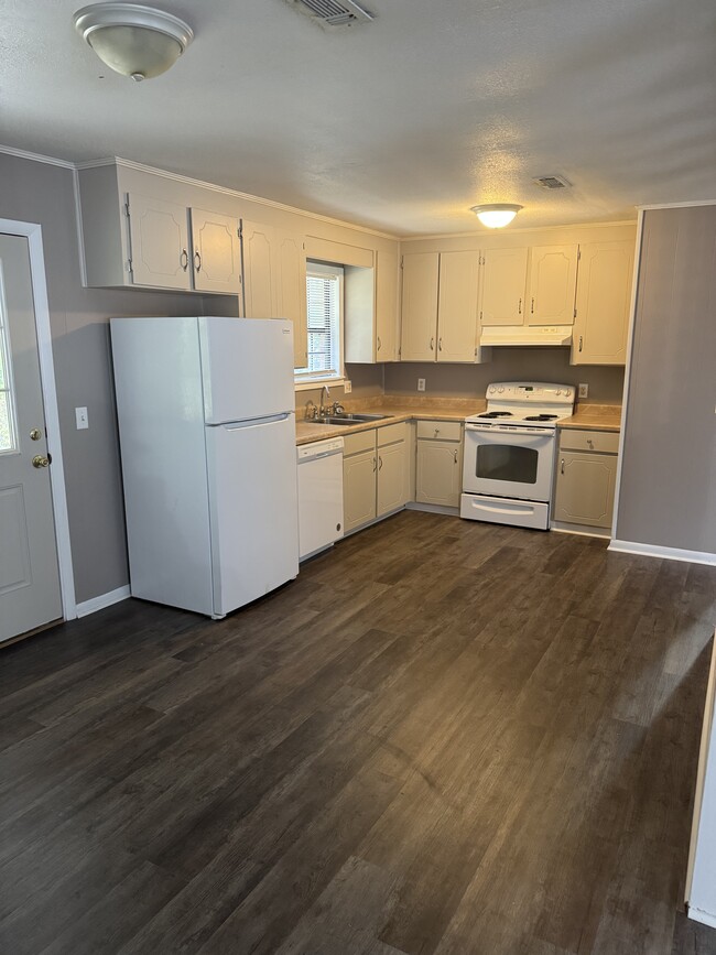 Building Photo - 2705 E Hwy 27