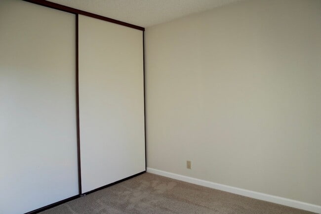 Building Photo - Spacious and bright 3-bedroom townhome-Nor...