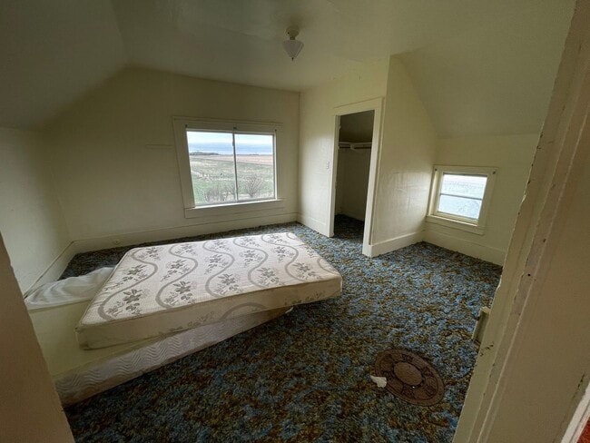 Building Photo - Exit 350 Acreage between Sioux Falls and Mitchell- 4 bedroom house