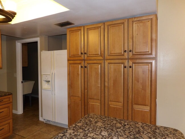 Building Photo - 4 BEDROOM JUST 5 Min to I-4 EXIT 111,  Beautiful Back Yard with  large Screen Porch!