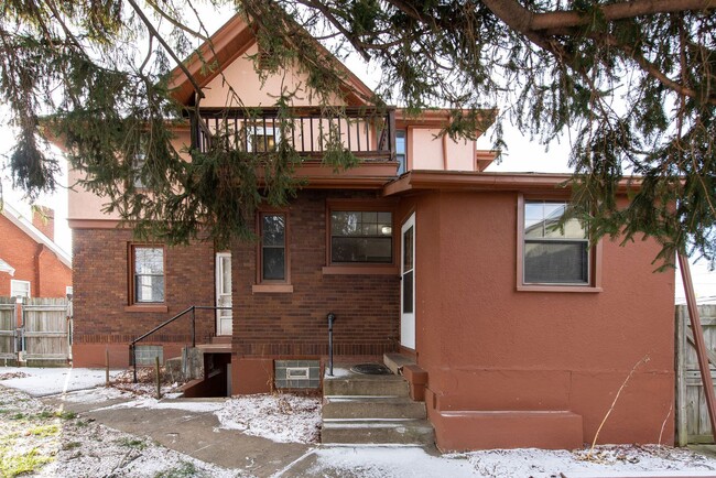 Building Photo - Beautifully updated Tudor style duplex. Upper unit. Large rooms. 2 balconies, private entry. Fenc...