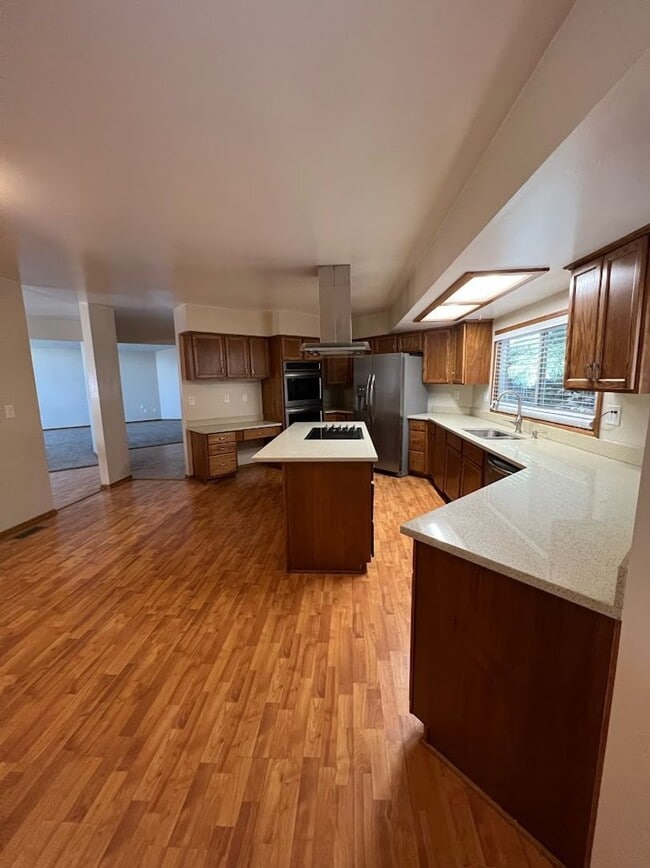 Building Photo - Long Realty & Property Management - 5 Bedr...