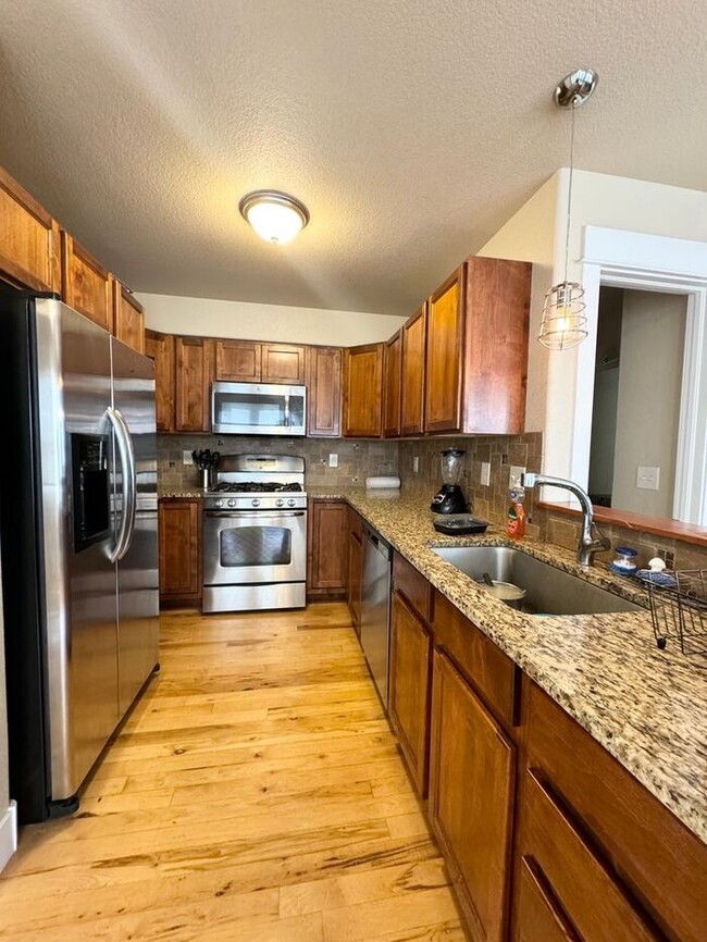 Building Photo - 3 Bedroom, 3.5 Bathroom Townhome, Close to...