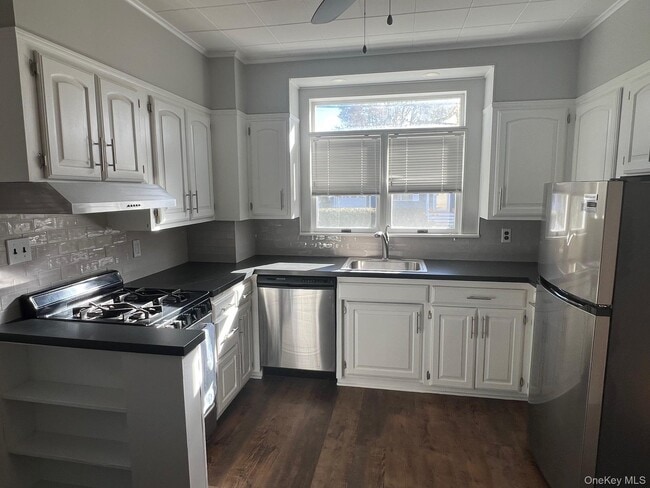 Building Photo - 100 Grant St