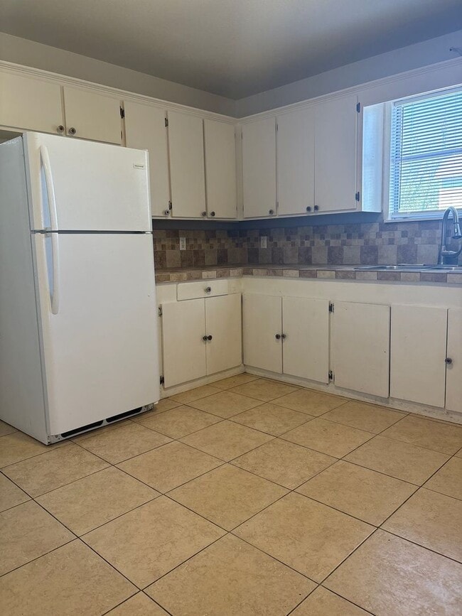 Building Photo - For Rent - Big Spring