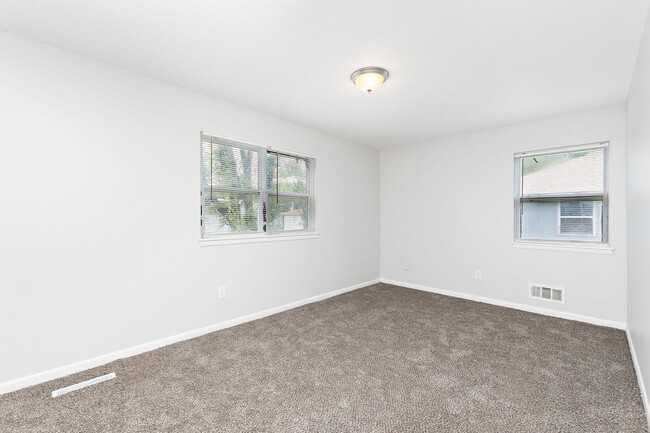 Building Photo - Remodeled & Updated 2 Bedroom Duplex Unit!