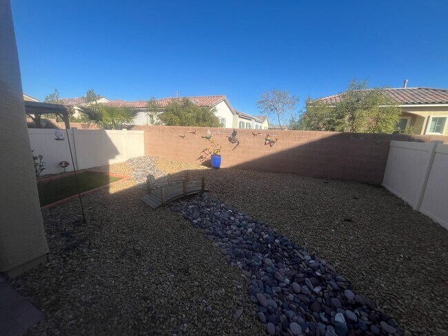 Building Photo - 3 Bedroom Townhome - Centennial Hills