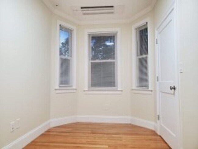 Building Photo - Renovated Brookline / Coolidge Corner 4 Bed/2 Bath on Harris St for September 1st.  NO BROKER FEE