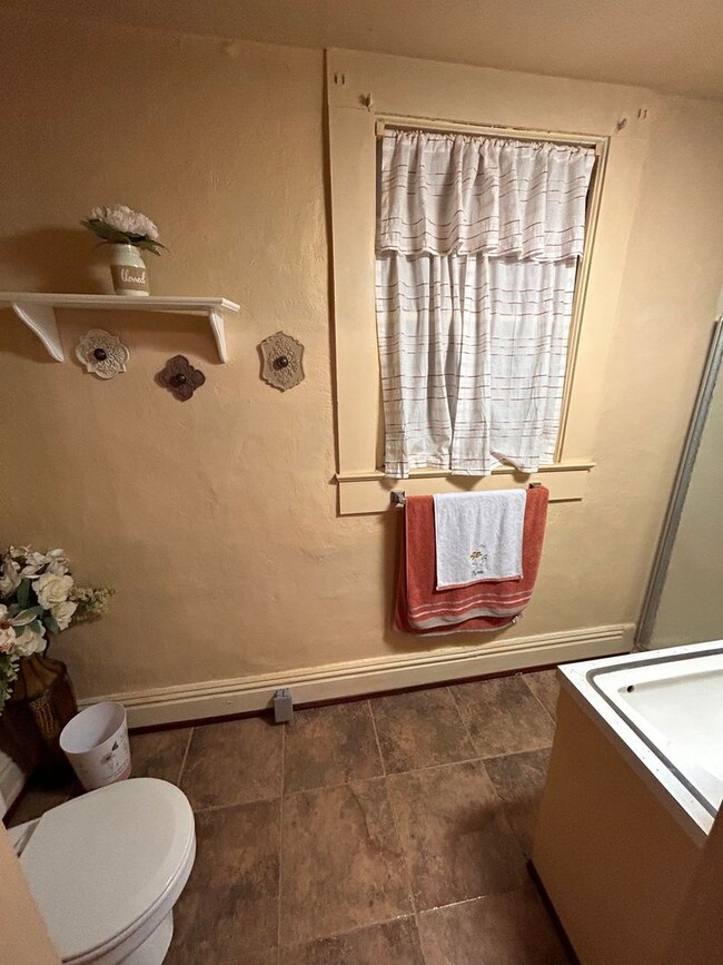 Building Photo - Lovely Historical Home