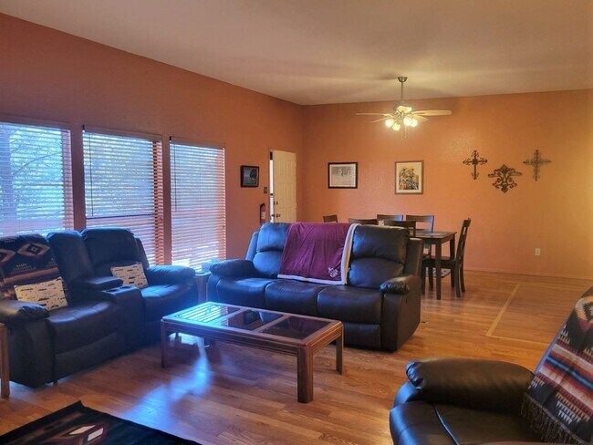 Building Photo - 119 Whispering Pines Way
