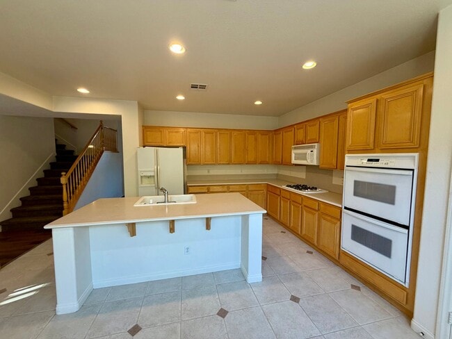 Building Photo - Lovely, large 4 bedroom
