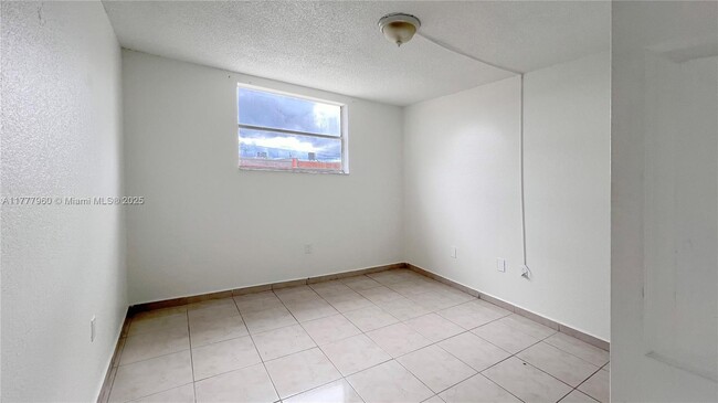 Building Photo - 666 W 81st St