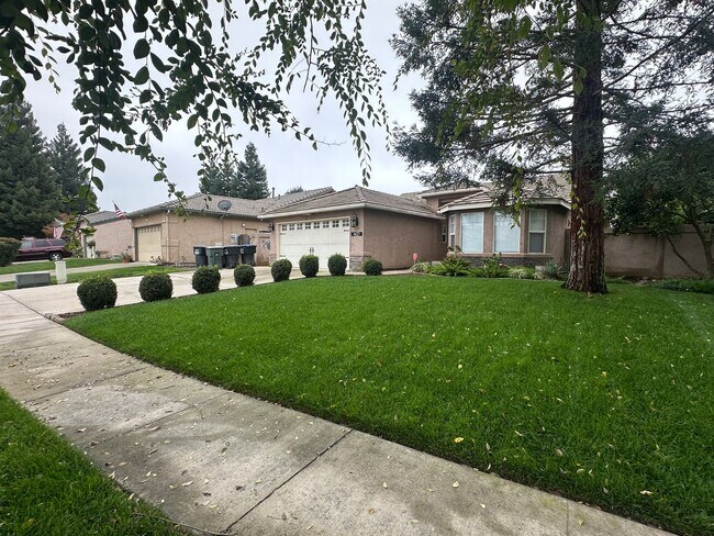 Building Photo - SE Visalia home coming soon!!