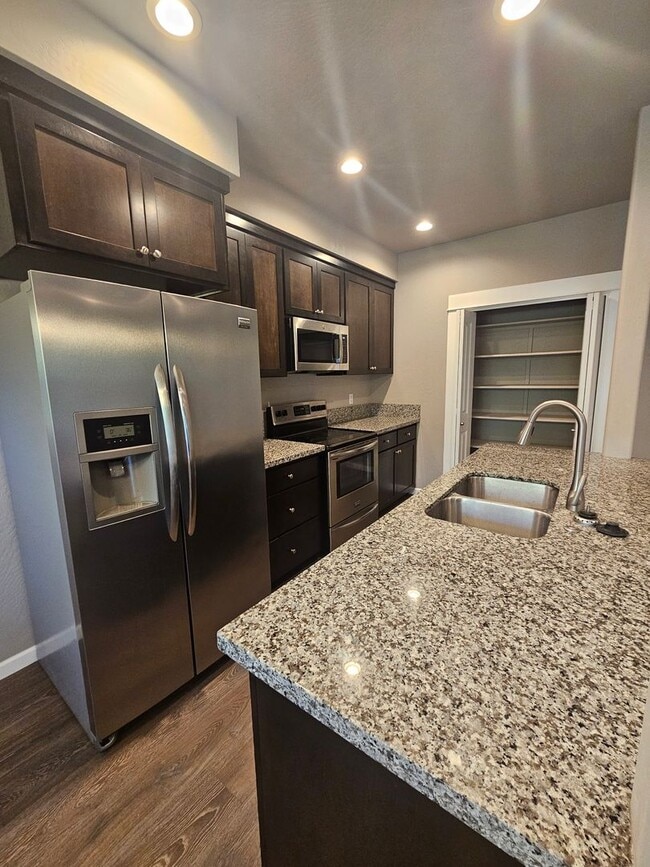 Building Photo - Beautiful 3 Bedroom Townhouse! Won't Last!