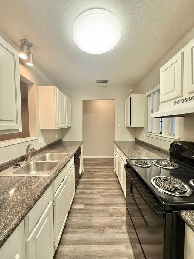 Building Photo - Tour Today! Stunning 3 Bedroom, 2 Bathroom Duplex in Tyler!