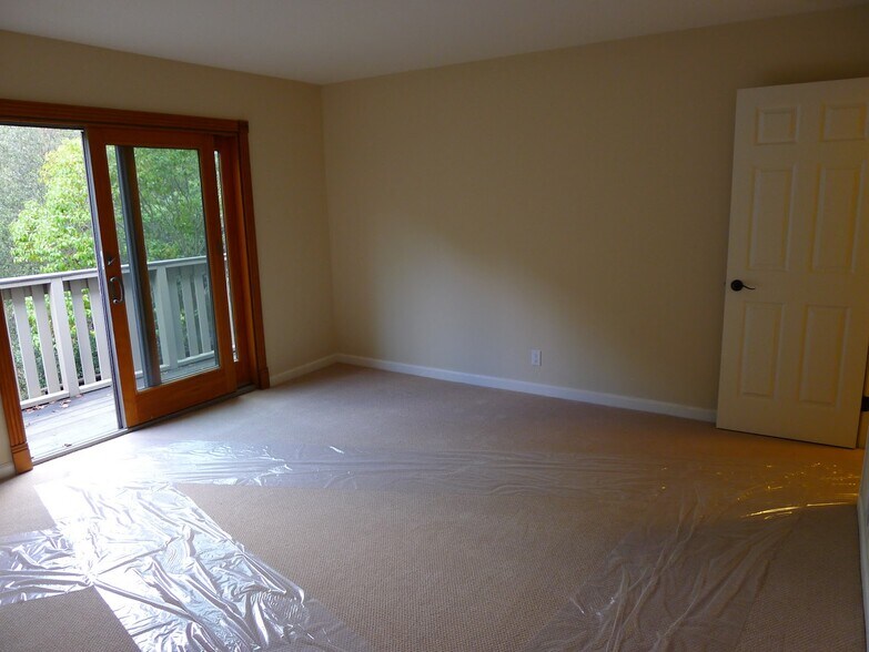 Building Photo - 2 Sheldrake Ct