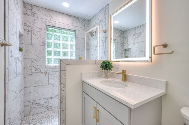 Building Photo - 203 W Cedar St