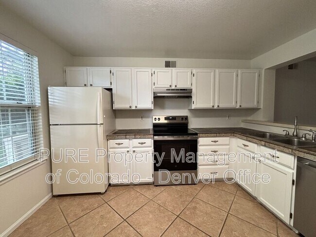 Building Photo - 965 S Miller St