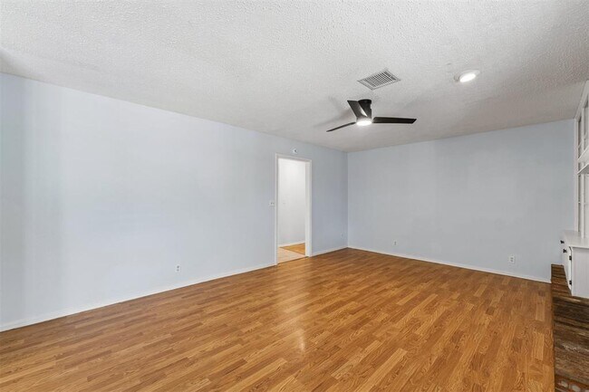 Building Photo - 213 S Silver Dr