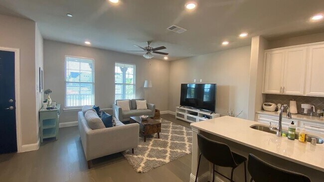 Building Photo - 2008 Naples Dr