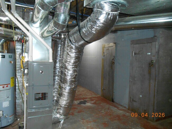 Building Photo - 219 E Callender St