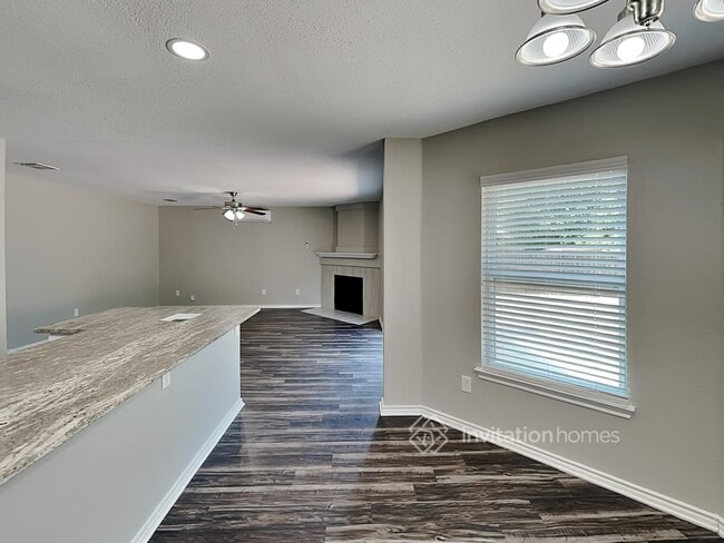 Building Photo - 12002 Peachtree Ln