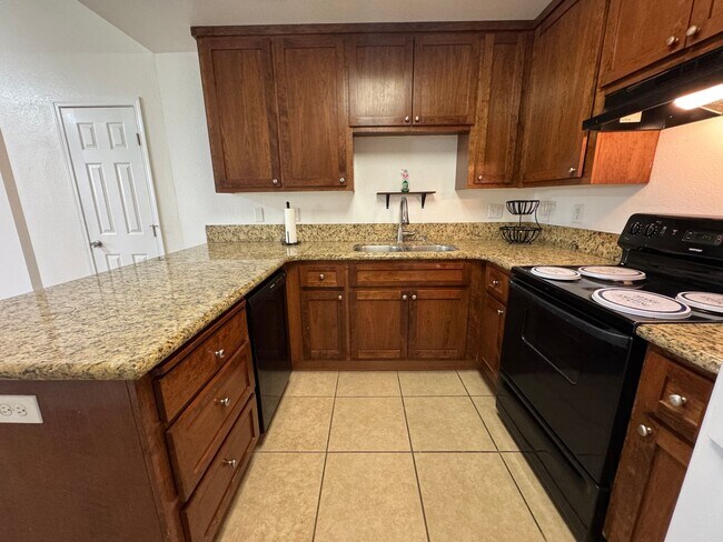 Building Photo - 3 Bed, 2 Bath Duplex in Quail Lakes Aea