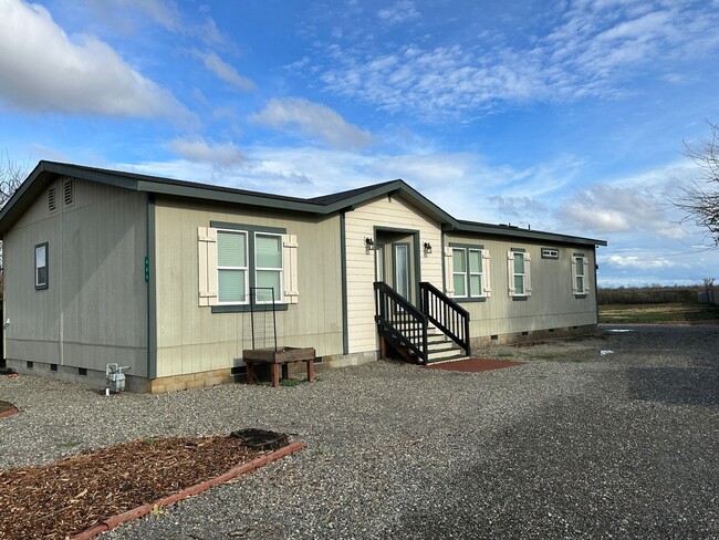 Building Photo - 3 Bedroom 2 Bath Home Available Soon!