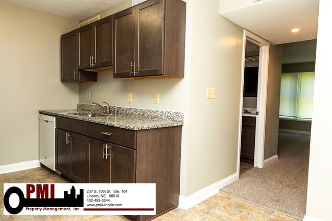 Building Photo - 3 Bedroom and 1.5 bathroom Duplex for rent