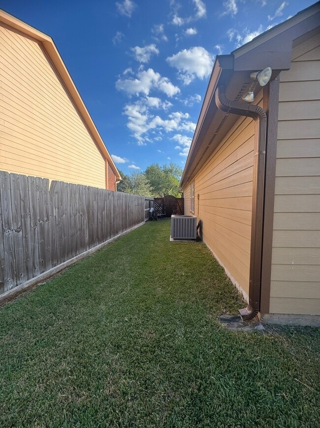 Building Photo - 34534 Lake Side Dr