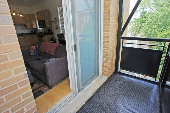 Building Photo - 2915 N Clybourn Ave