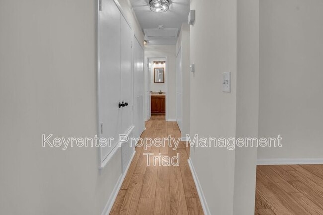 Building Photo - 5110 N Oaks Dr