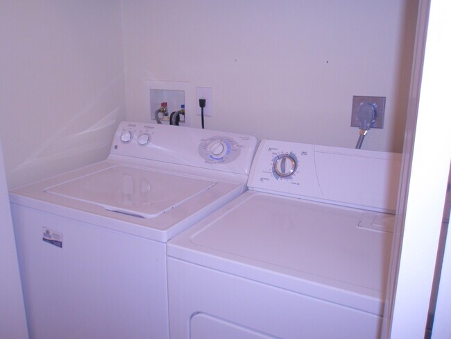 Building Photo - Annual turnkey furnished renovated GATED COMMUNITY**3 BEDROOM TOWNHOUSE