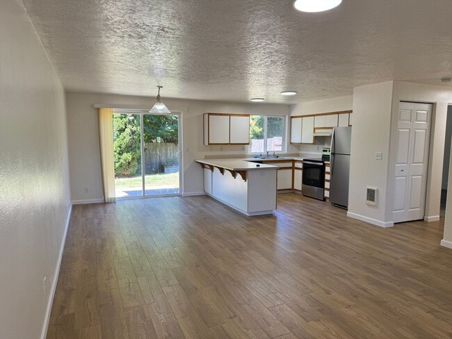 Building Photo - 4 bedroom 1.5 bathroom duplex