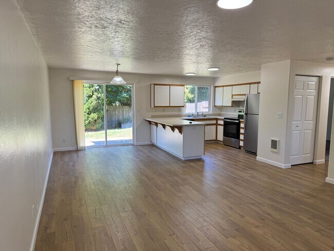 Building Photo - 4 bedroom 1.5 bathroom duplex | MOVE IN SPECIAL!