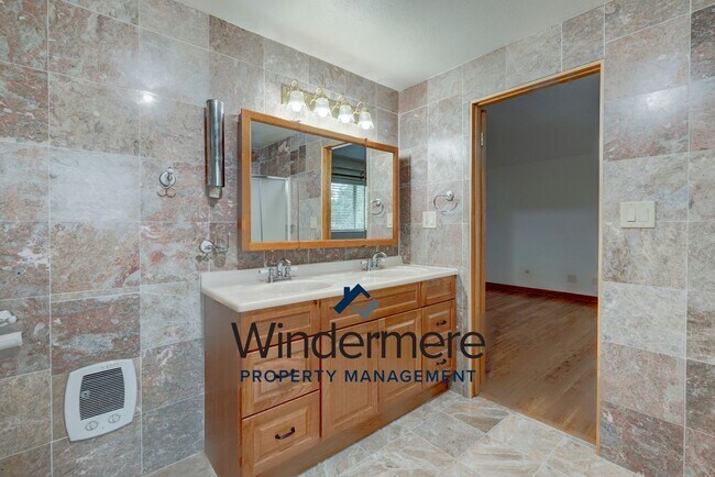 Building Photo - Spacious 3 Bedroom 3 Bath in town