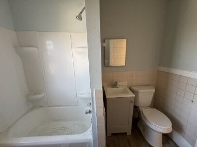 Building Photo - "Charming 4-Bed Upper Level Retreat with Hardwood Elegance in (Powderhorn) Minneapolis!"